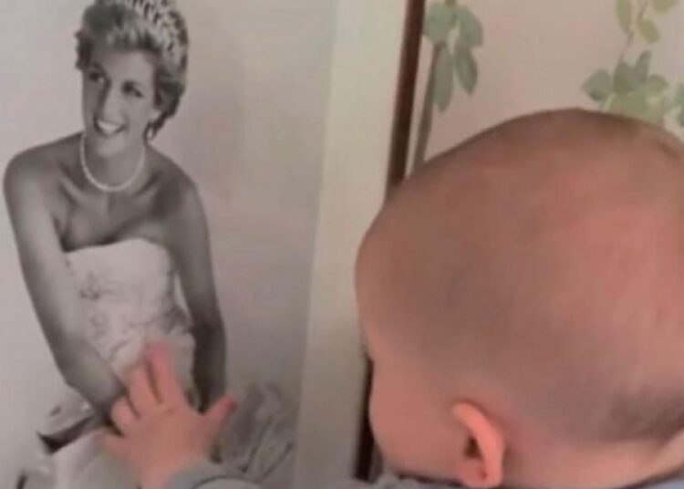 Miku i Meghan Markle uroi Archie-n për ditëlindje me imazhin e princeshë Dianës dhe të gjithë e lidhën me kurorëzimin e mbretit Charles!