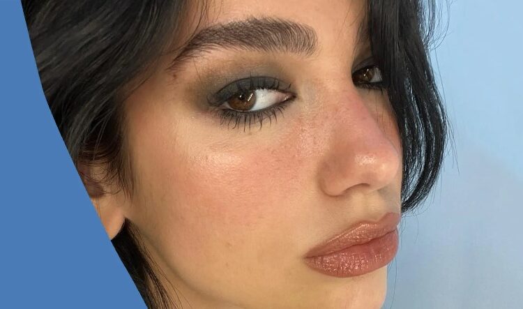 Dua Lipa rikthen këtë trend bukurie të viteve ’60