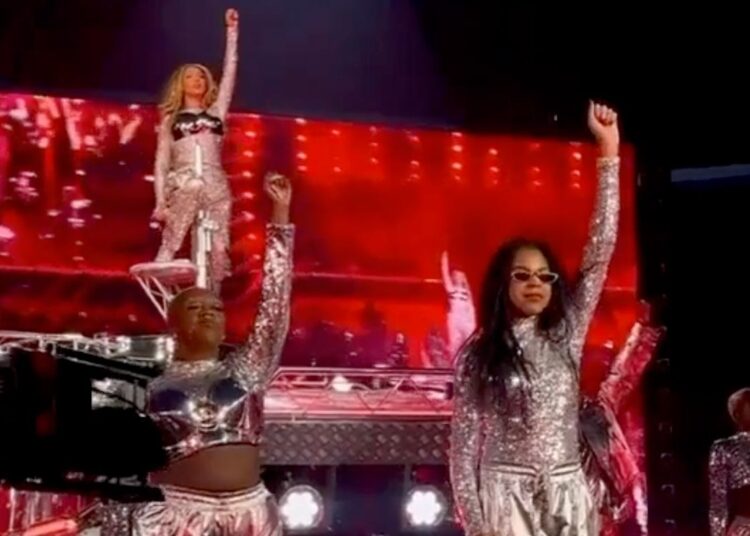 Blue Ivy i bashkohet në skenë dhe mami Beyonce është kaq krenare!