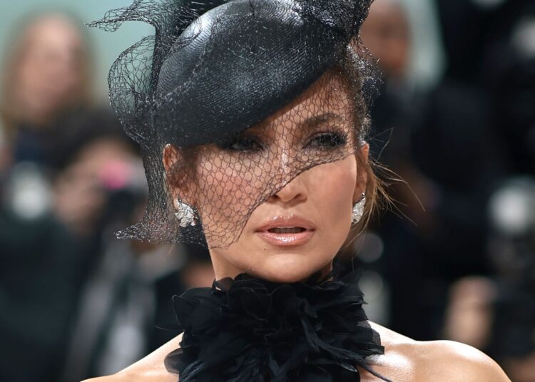 Larg të qenurit klas! Jennifer Lopez shfaqet me tatuazhe dhe look të ri