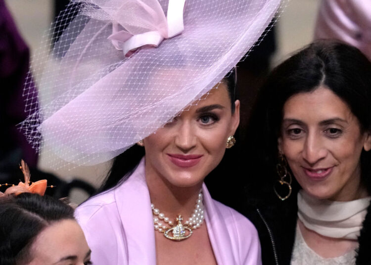 Katy Perry mezi gjeti vend në kurorëzimin e mbretit Charles dhe momenti u bë viral