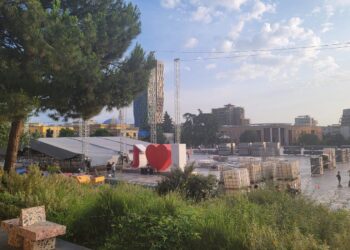 Enrique Iglesias kthen sheshin “Skënderbej” në kantier ndërtimi: nis puna me skenën më të madhe në Shqipëri