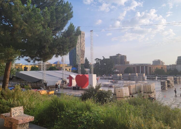 Enrique Iglesias kthen sheshin “Skënderbej” në kantier ndërtimi: nis puna me skenën më të madhe në Shqipëri