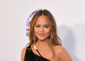 Testi i ADN-së zbuloi se kishte një binjak, Chrissy Teigen rrëfen të vërtetën!