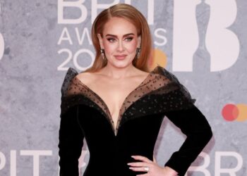 Mbajti korse gjatë performancave në skenë, Adele përballet me problemin e rëndë shëndetësor!
