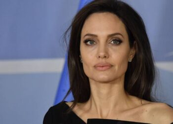 Angelina Jolie bëhet bjonde dhe duket mahnitëse