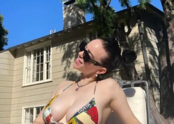 Billie Eilish nuk poston foto me bikini, por mikesha e saj e bëri pa e pyetur dhe rrjeti po çmendet!