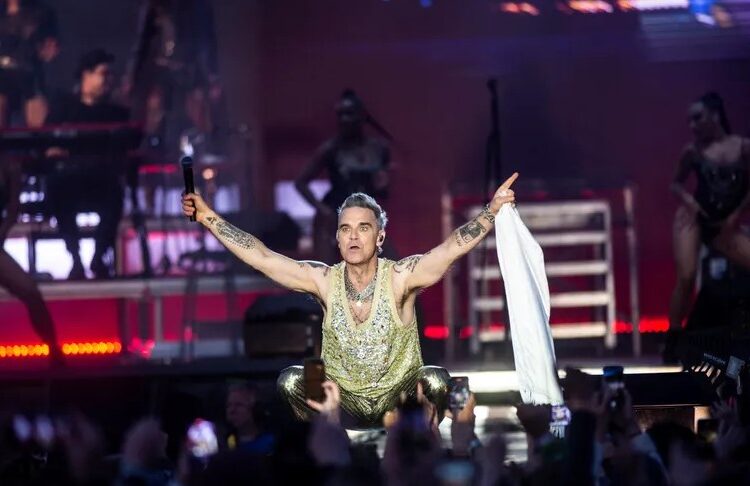 Pak pas nisjes, Robbie Williams ndalon koncertin: U lodha!