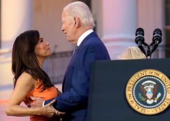Momenti i sikletshëm: Eva Longoria i largon duart Joe Biden pas një përqafimi