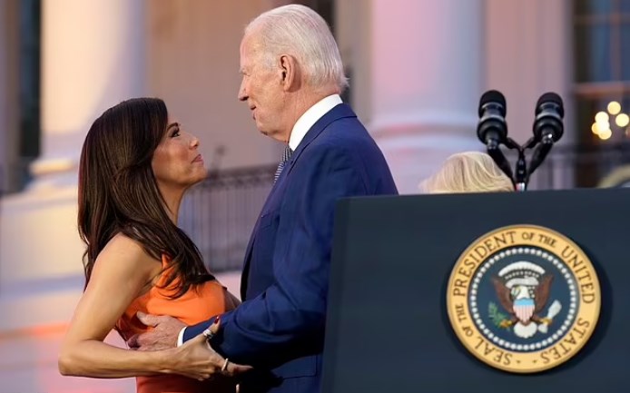 Momenti i sikletshëm: Eva Longoria i largon duart Joe Biden pas një përqafimi