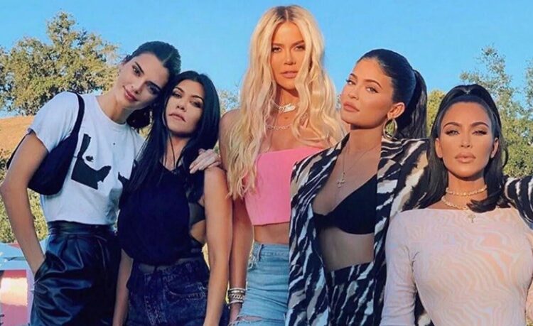 Kourtney është shtatzënë por klani Kardashian habisin të gjithë me (mos)reagimin!