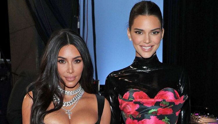 Kim Kardashian tallet me të motrën Kendall Jenner dhe të dashurit e saj