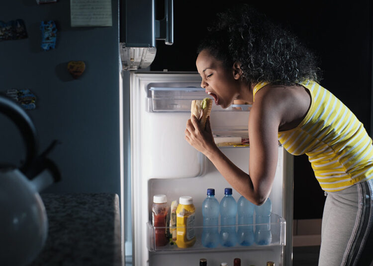 Po shtoni peshë pa e kuptuar? Epo shmangini këto zakone gjatë darkës!