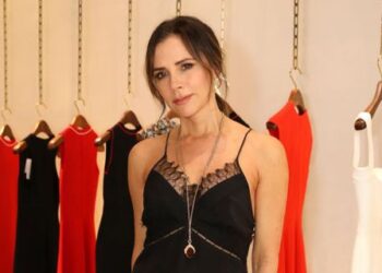 Po tallesh?! Victoria Beckham kritikohet ashpër për koleksionin e ri të të brendshmeve