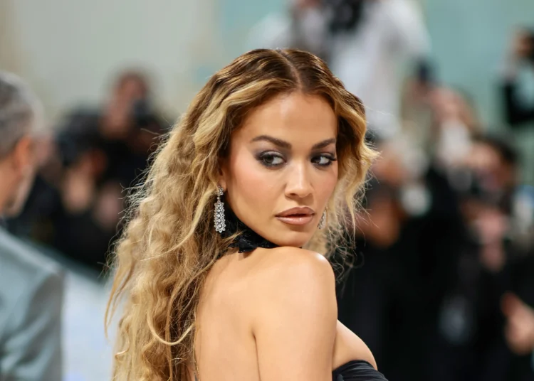 1,2,3, jo-jo Rita Ora mbërriti në aeroportin e Sidney-t me plot 14 valixhe!