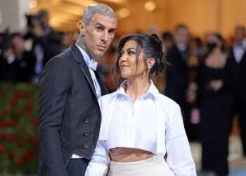 Kourtney Kardashian dhe Travis Barker zbulojnë gjininë e fëmijës në një mënyrë të veçantë