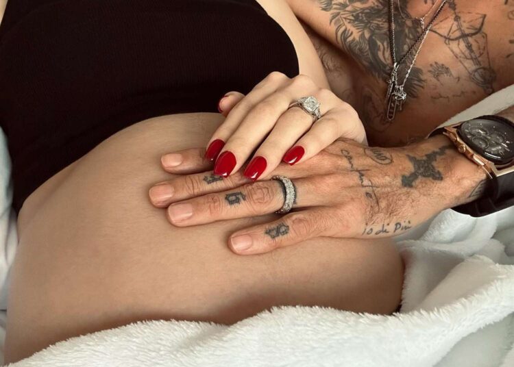 Këngëtari i njohur bëhet baba në moshën 54-vjeçare me partneren 24-vjeçare