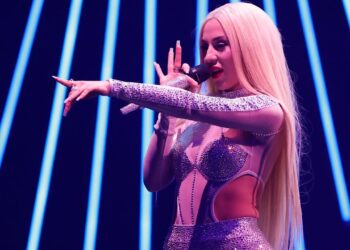 Pas Bebe Rexhës, edhe Ava Max përballet me një incident, fansi e godet në mes të skenës