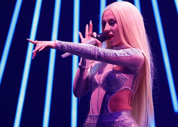 Pas Bebe Rexhës, edhe Ava Max përballet me një incident, fansi e godet në mes të skenës