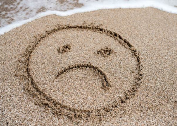 Disa shenja që tregojnë se po kaloni “depresionin veror”!