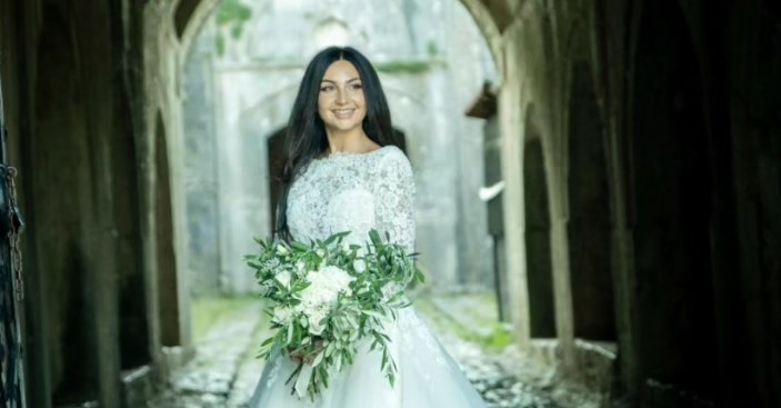 Vajza e Jozefina Topallit, Megi kurorëzohet në martesë