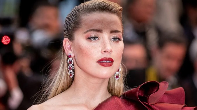 Amber Heard rikthehet dhe thyen heshtjen: Mos më hidhni kaq shumë gurë