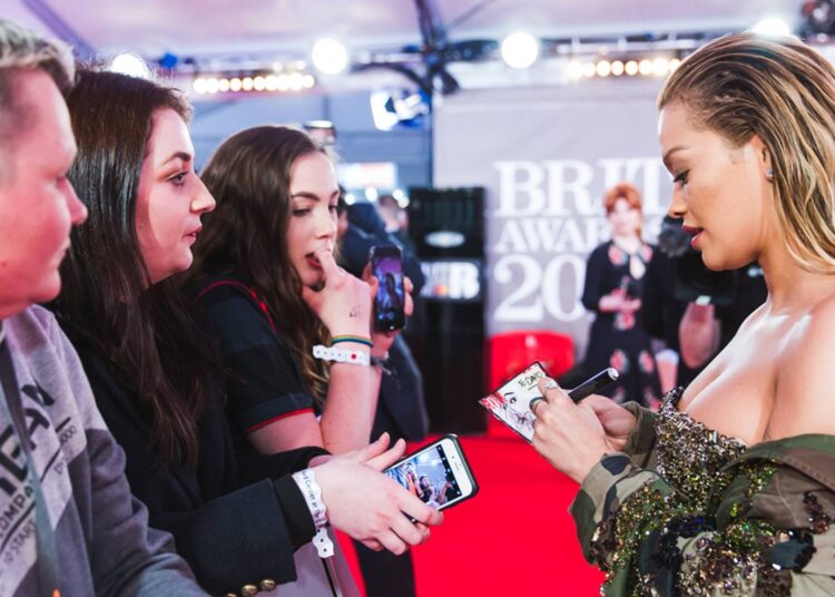 Fansat i kërkojnë paratë mbrapsht Rita Orës…