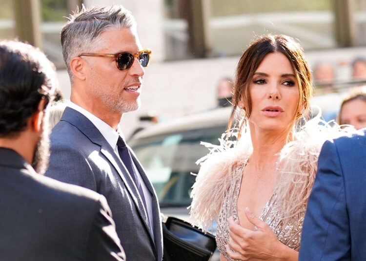 E trishtë/ Ndërron jetë partneri i Sandra Bullock