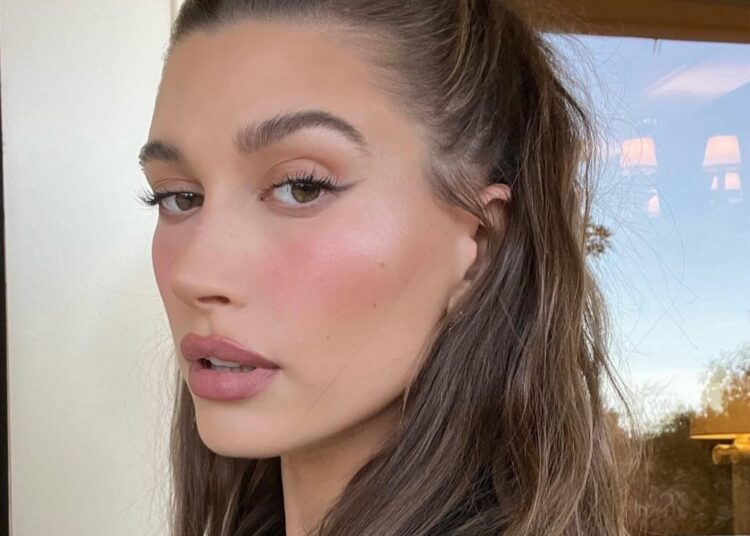 “Strawberry makeup” – trendi më i ri i grimit