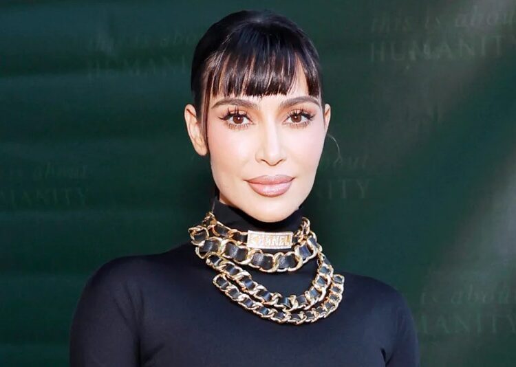 Kim Kardashian rikthen baluket në modë