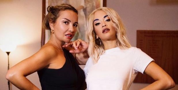 Tipike nënë shqiptare! Vera i bërtet Ritës pas performancës me flamurin serb dhe më pas i kërkon falje publike