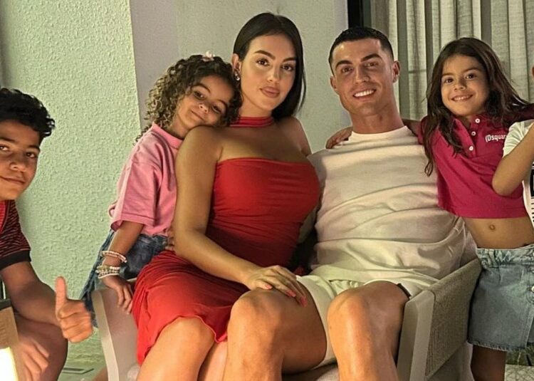 Çfarë bën Georgina kur Cristiano Ronaldo dhe fëmijët shkojnë për të fjetur?