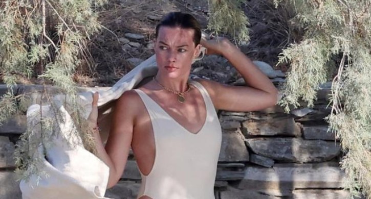 Barbie (Margot Robbie) po i kalon pushimet në Greqi me bashkëshortin