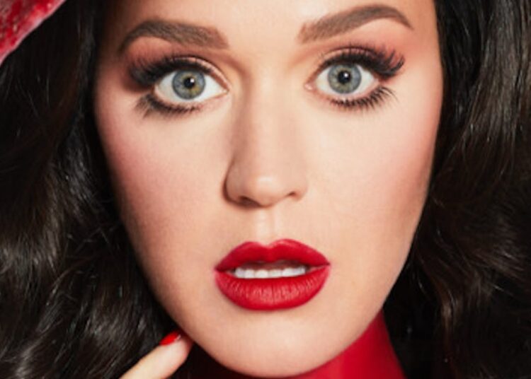 Katy Perry prezanton linjën e saj të çizmeve, por njerëzit nuk i pëlqyen aspak!