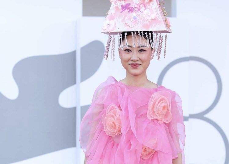 Me abazhur në kokë, veshja e gruas së panjohur tërheq vëmendjen në Festivalin e Filmit në Venecia!