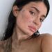 “Të jesh i pastrehë nuk është modë”, Kylie Jenner kritikohet për fotot e mbuluar nga pisllëku