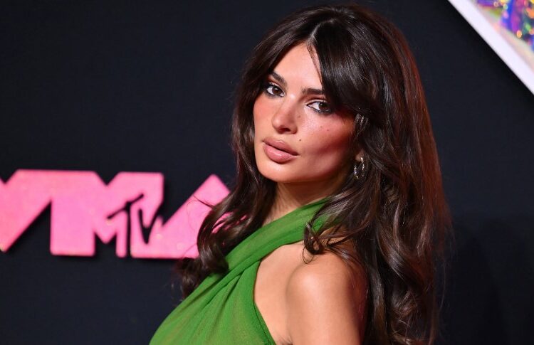 Emily është beqare dhe ka një kërkesë tepër të thjeshtë për ata që duan të dalin me të!