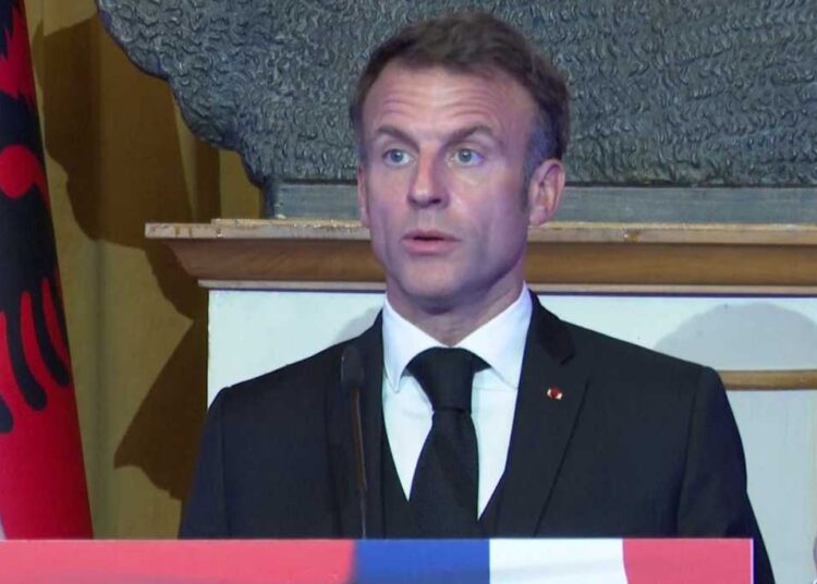 Presidenti francez Macron flet shqip dhe meritat i takojnë Lorik Canës