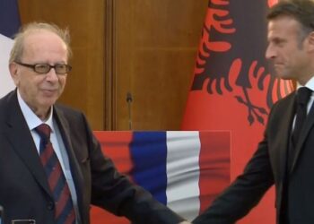 “Poet i Ballkanit, rapsod i Evropës”, Macron i dorëzon Ismail Kadaresë dekoratën më të lartë të Francës!