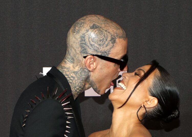 Bebushi i Kourtney Kardashian dhe Travis Barker vjen në jetë së shpejti dhe babi e zbuloi emrin!