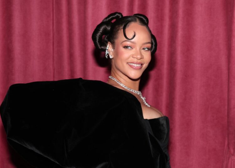 Rihanna po e mbyll vjeshtën si bionde dhe duket yll!