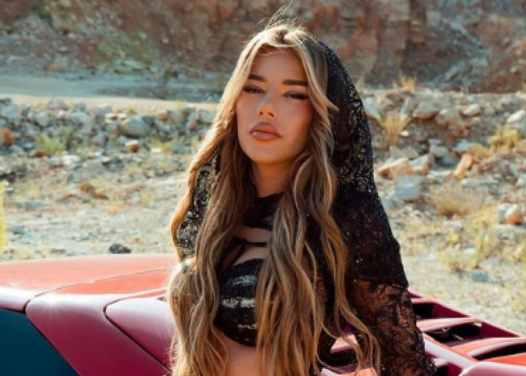 Tayna nuk i shpëton trendit të shëmtuar, goditet me telefon në mes të skenës!