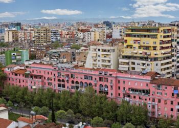 Fjala më e përdorur në rrugët e Tiranës ka vetëm tri shkronja!