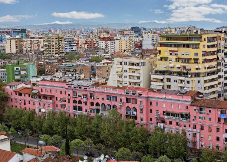 Fjala më e përdorur në rrugët e Tiranës ka vetëm tri shkronja!