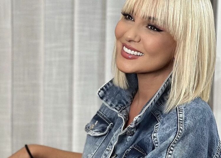 Monika nuk e la pa përgjigje pyetjen se kur do të martohet!