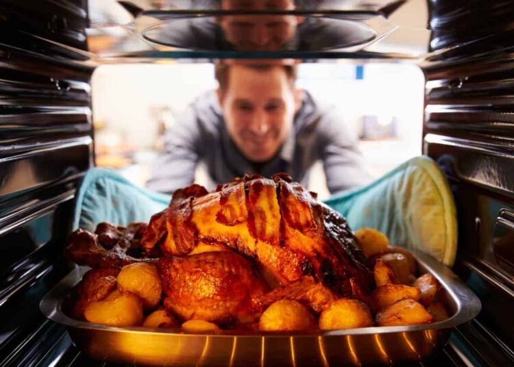 Çfarë është “Dita kur burrat gatuajnë darkën”!