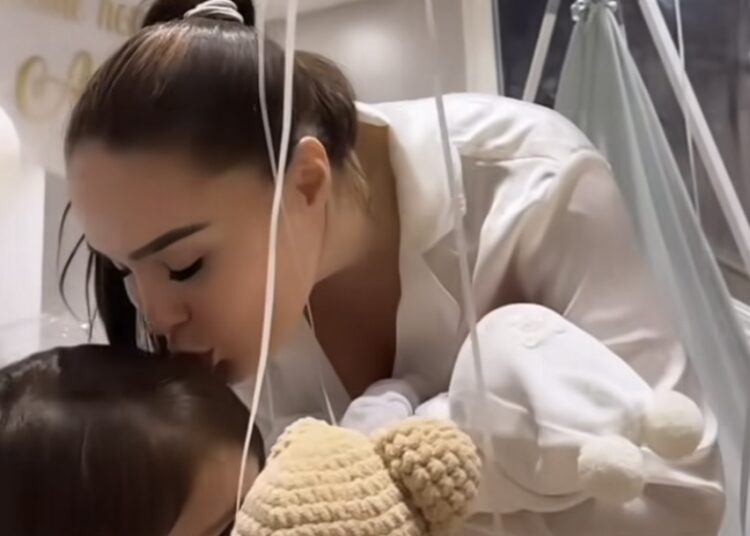 Ajka mirëpret në shtëpi mami Xhensilën dhe vëllain Amen me një surprizë