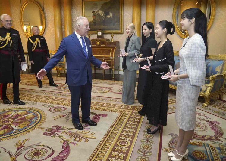 Mbreti Charles nderon me çmimin e rëndësishëm vajzat e grupit “Blackpink”