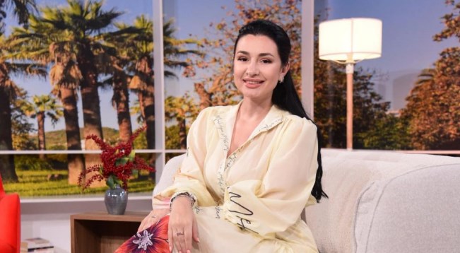Komentet detyrojnë Katerina Trungun të japë lajmin e bukur, moderatorja në pritje të ëmbël