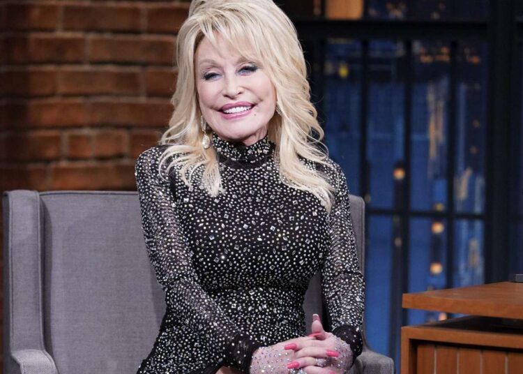 Dolly Parton nuk pendohet që s’bëri fëmijë: Jam e sigurt që do qëndroja në shtëpi dhe do shqetësohesha